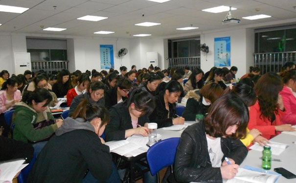 �������ѧУ�ĸ��� �C ѧ�Ѷ���