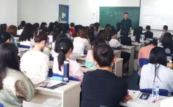 ���ǻ��ѧУ�ĸ��� �C ѧ�Ѷ���