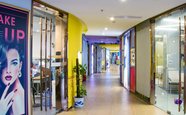 ���ݻ�ױ��ѵѧУ�ĸ��� - ѧ�Ѷ���