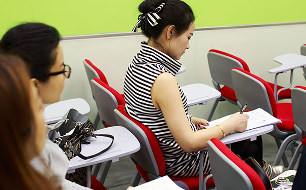 �����廪������Ӣ��������Ͽγ��ĸ���_����Ӣ����ѵ����