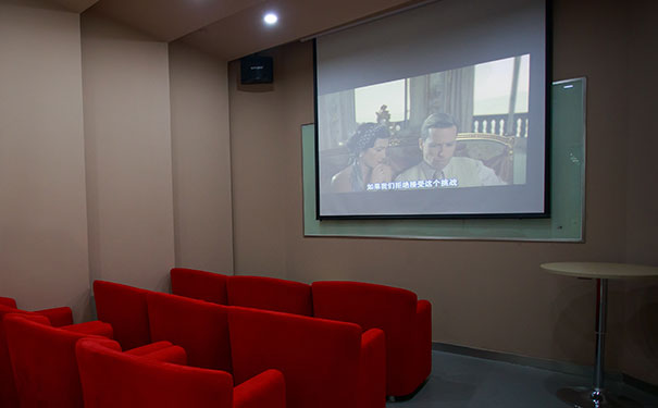 �人����������Ӣ��������Ͽγ��ĸ���_�人Ӣ����ѵ����