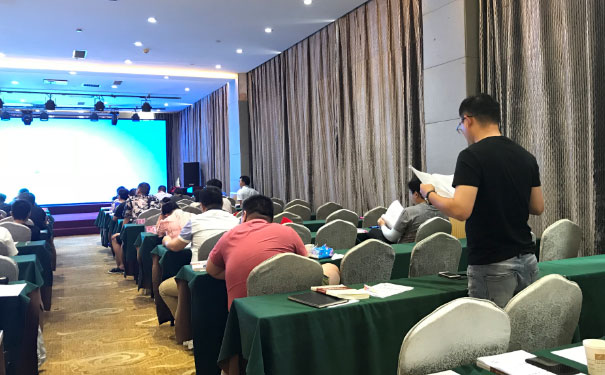 �人���ʦ��ѵ�ĸ�������