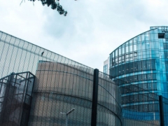 �ڽ��м���ȫ����ʦ��ѵ���ö���Ǯ/