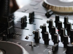 ������������ٶ��ڲŶ���Ǯһ����/