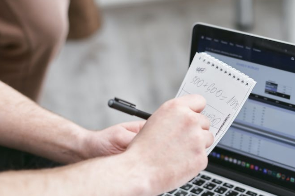 ���ݾ���ʦ������ѵѧУ�ļҺ�