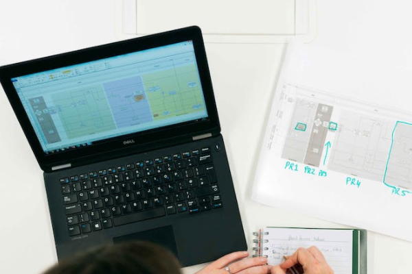 ���˾���ʦ������ѵѧУ�ļҺ�